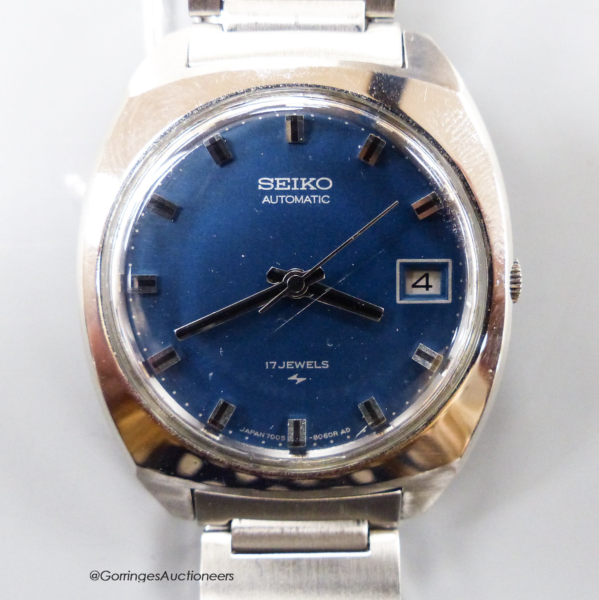 A gentleman's stainless steel Seiko automatic wrist watch, with blue dial and date aperture, on stainless steel Seiko bracelet, case diameter 36mm ex. crown.